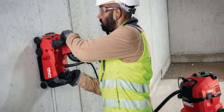 Drážkovanie betónovej steny frézou Hilti DCH 150-SL s pripojeným stavebným vysávačom