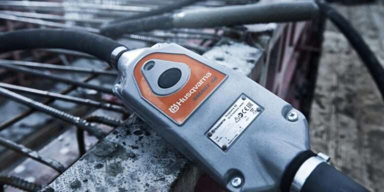 Ponorný vibrátor na betón Husqvarna SMART 48 položený na výstuži pri betonáži